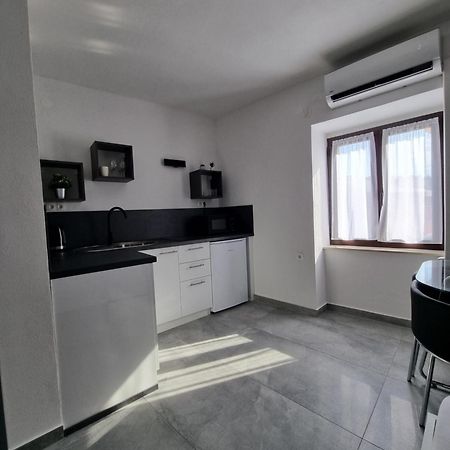 Apartments And Room Vela Сень Екстер'єр фото
