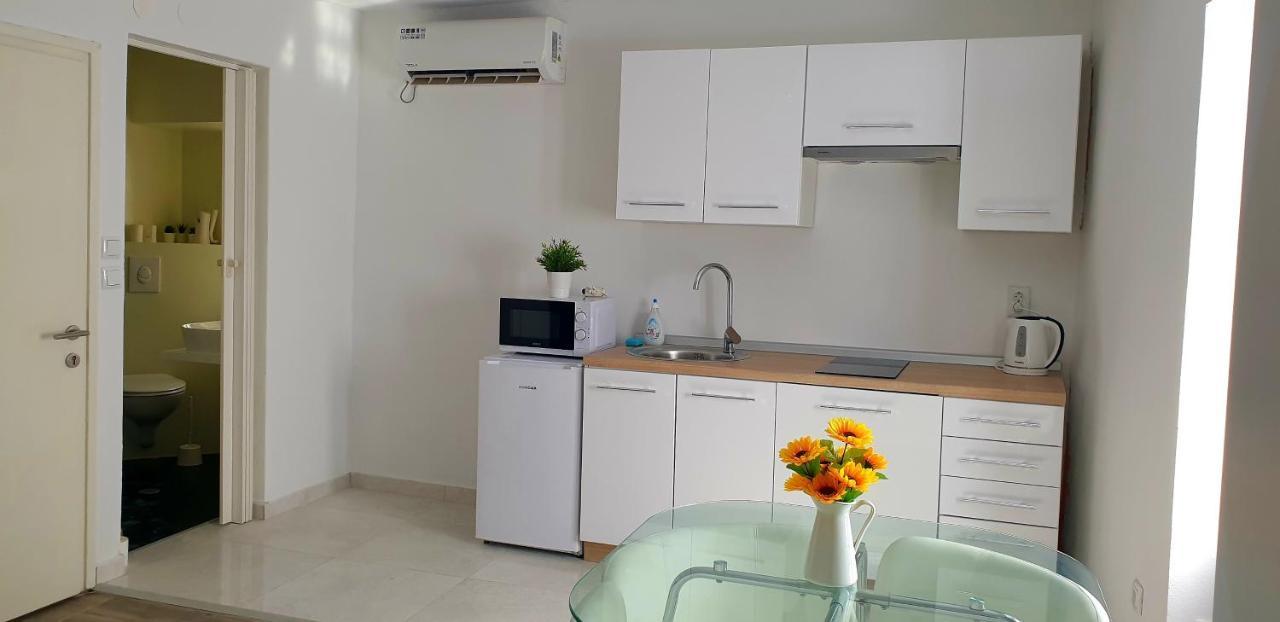 Apartments And Room Vela Сень Екстер'єр фото