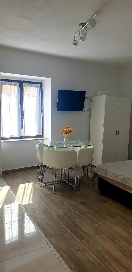 Apartments And Room Vela Сень Екстер'єр фото