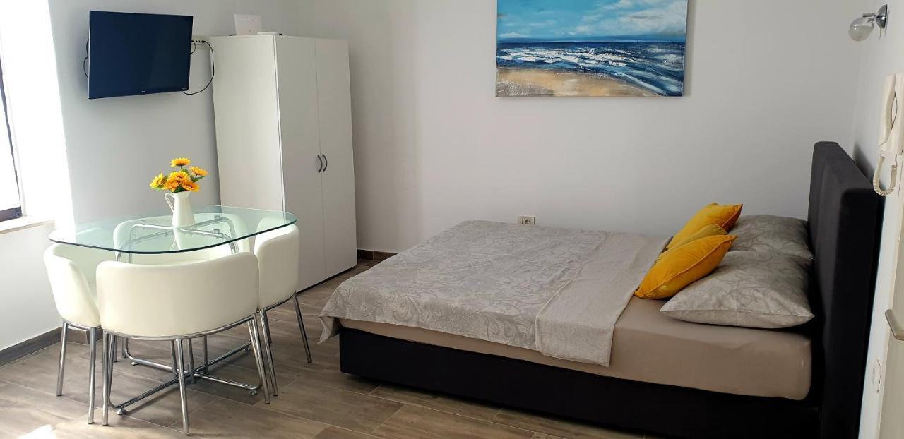 Apartments And Room Vela Сень Екстер'єр фото