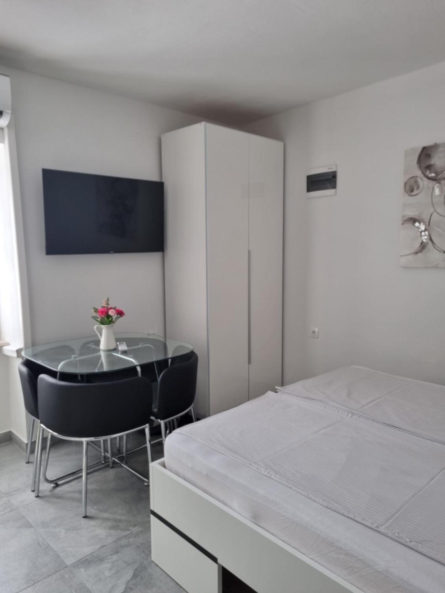 Apartments And Room Vela Сень Екстер'єр фото