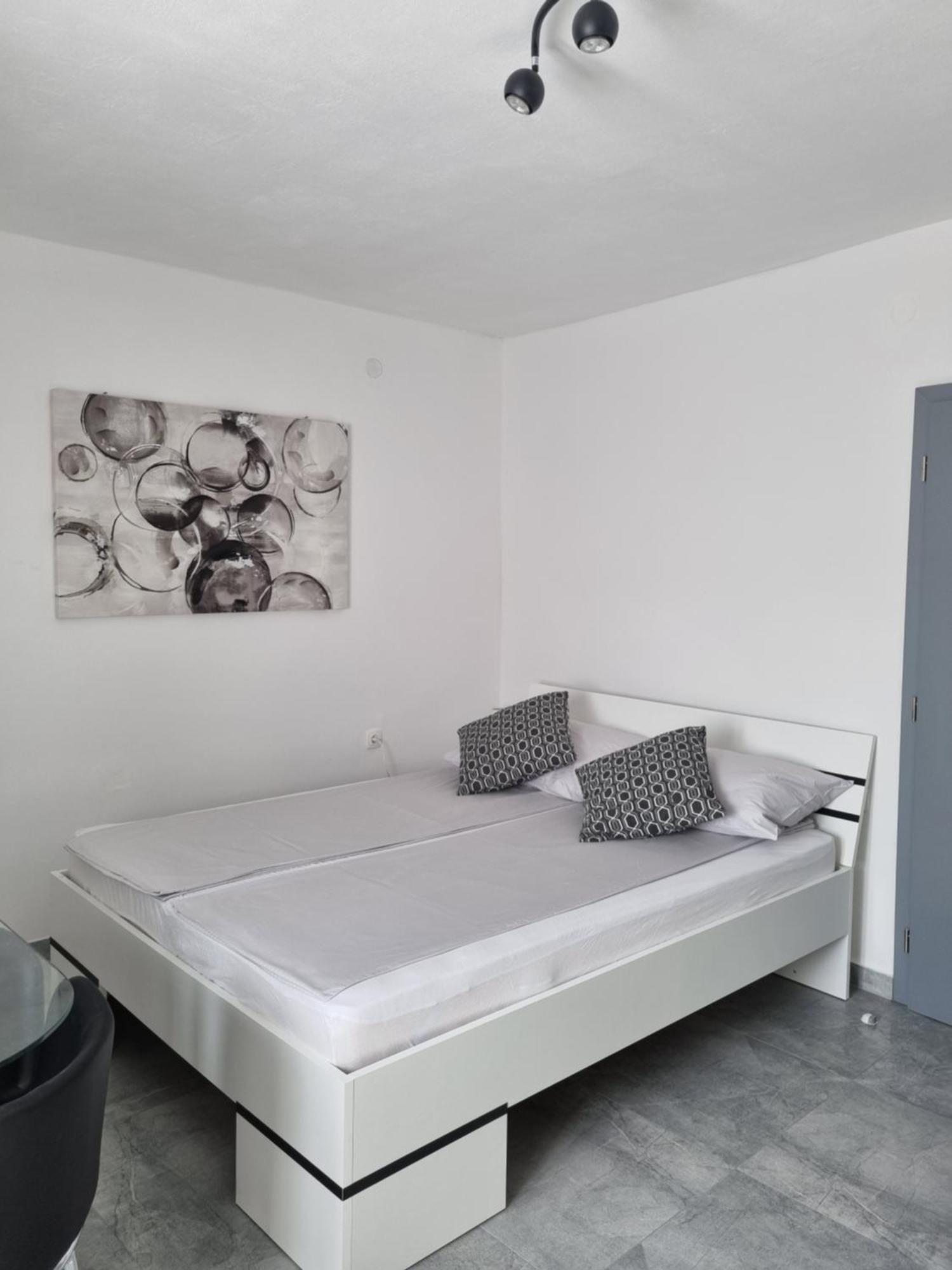 Apartments And Room Vela Сень Екстер'єр фото