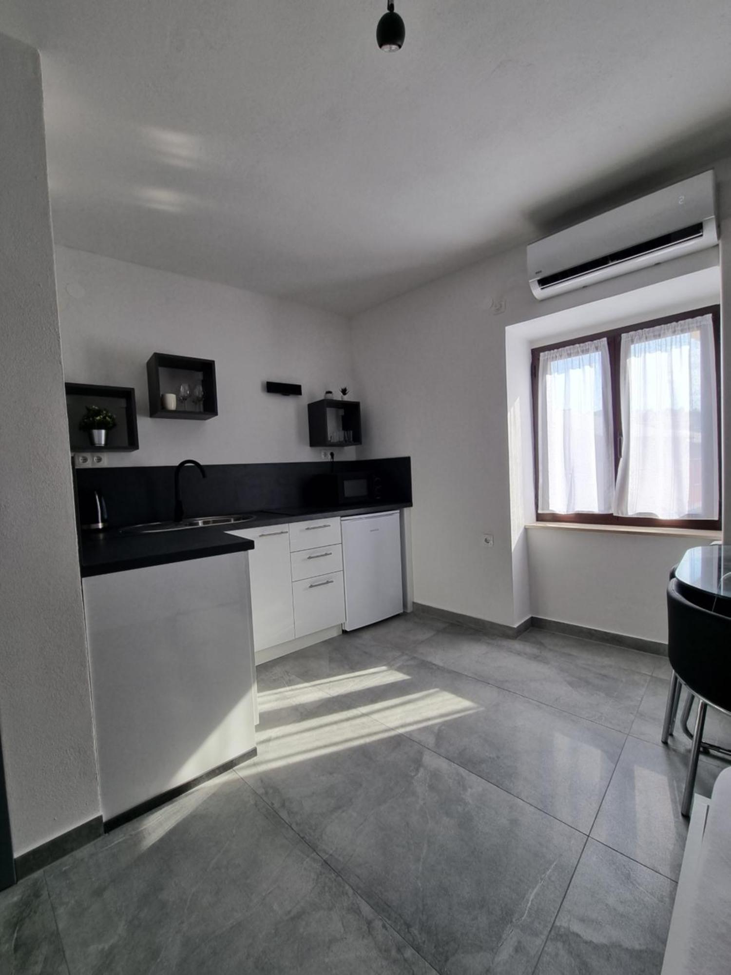 Apartments And Room Vela Сень Екстер'єр фото