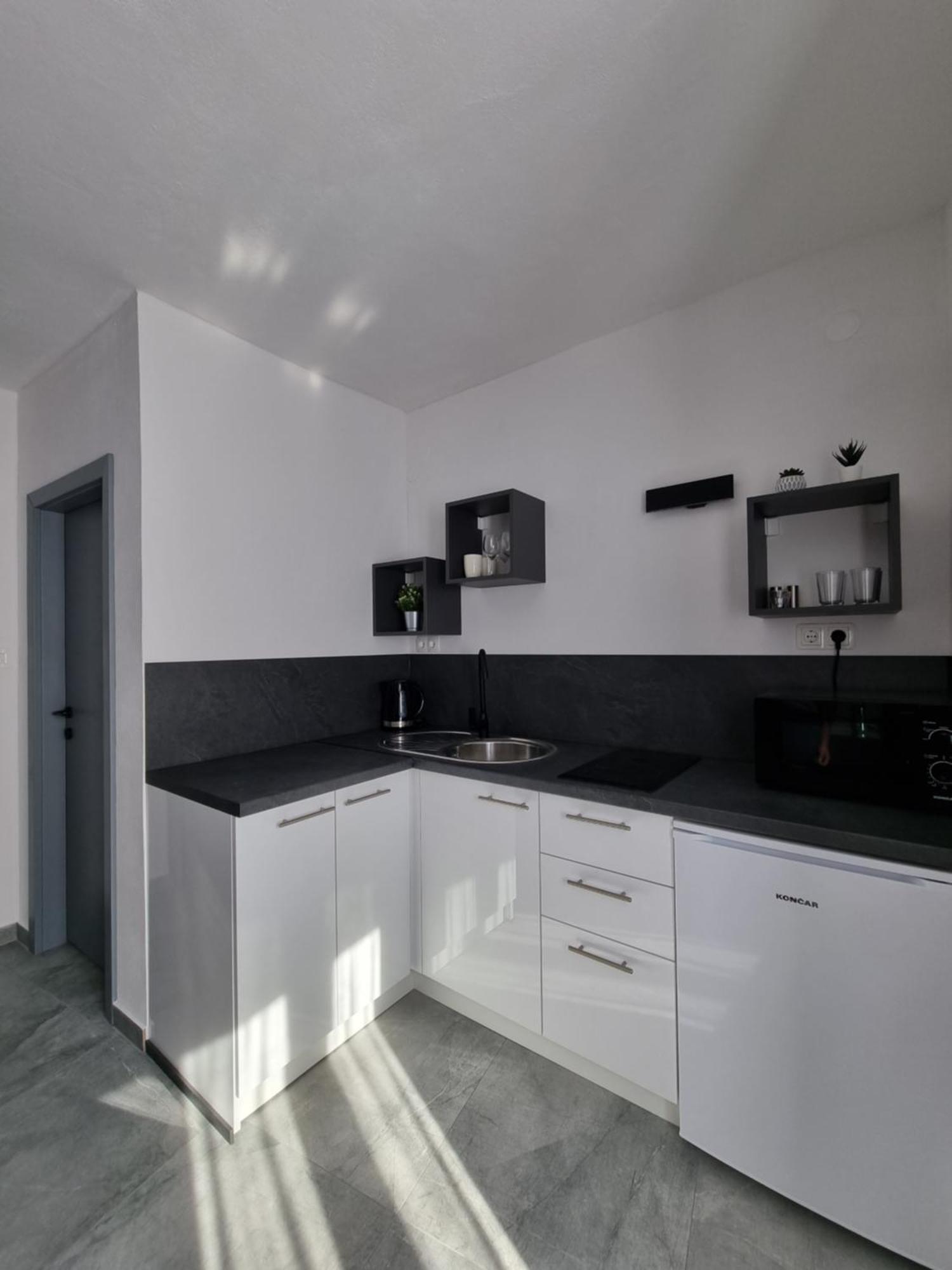 Apartments And Room Vela Сень Екстер'єр фото